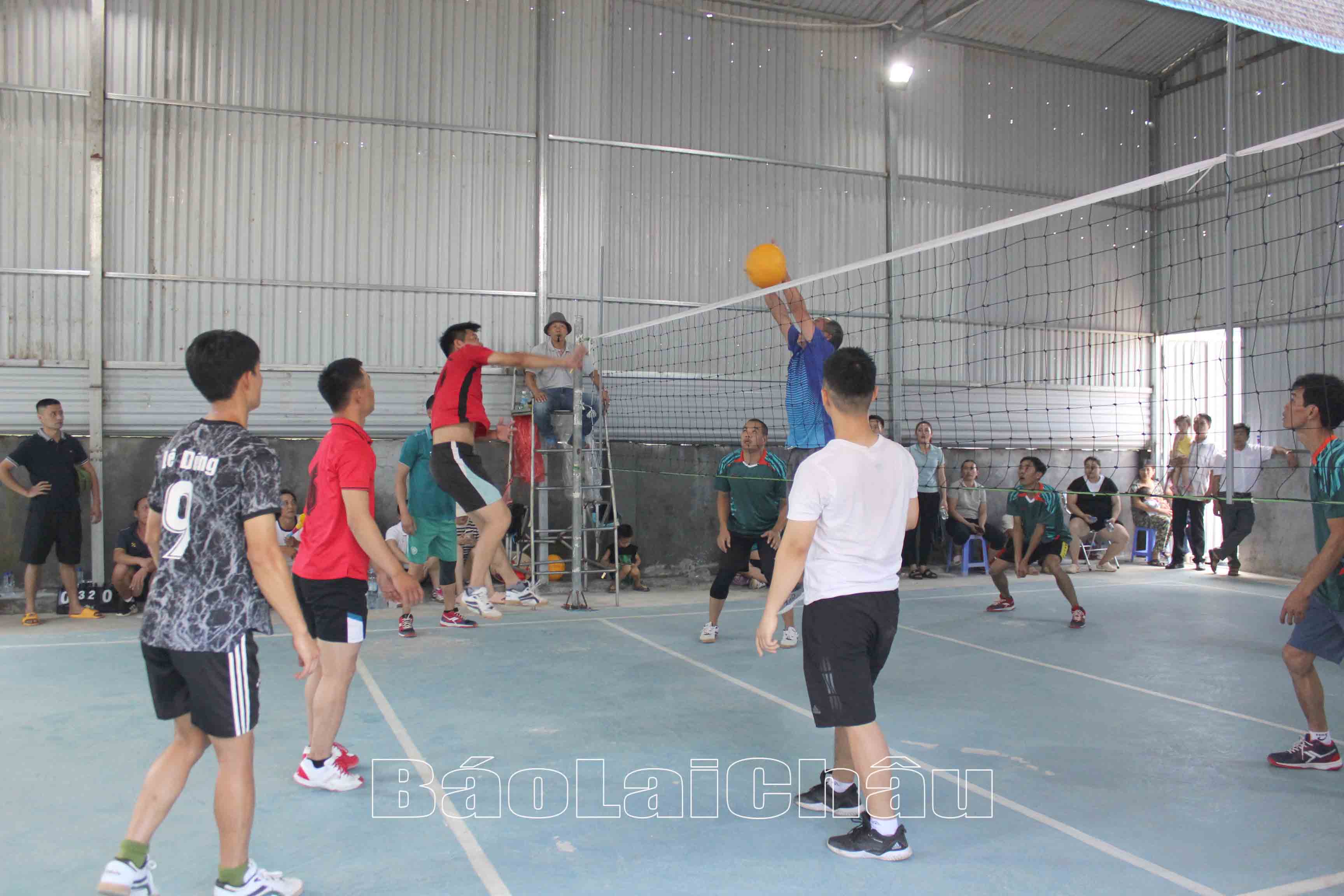 Thi đấu bóng chuyền.